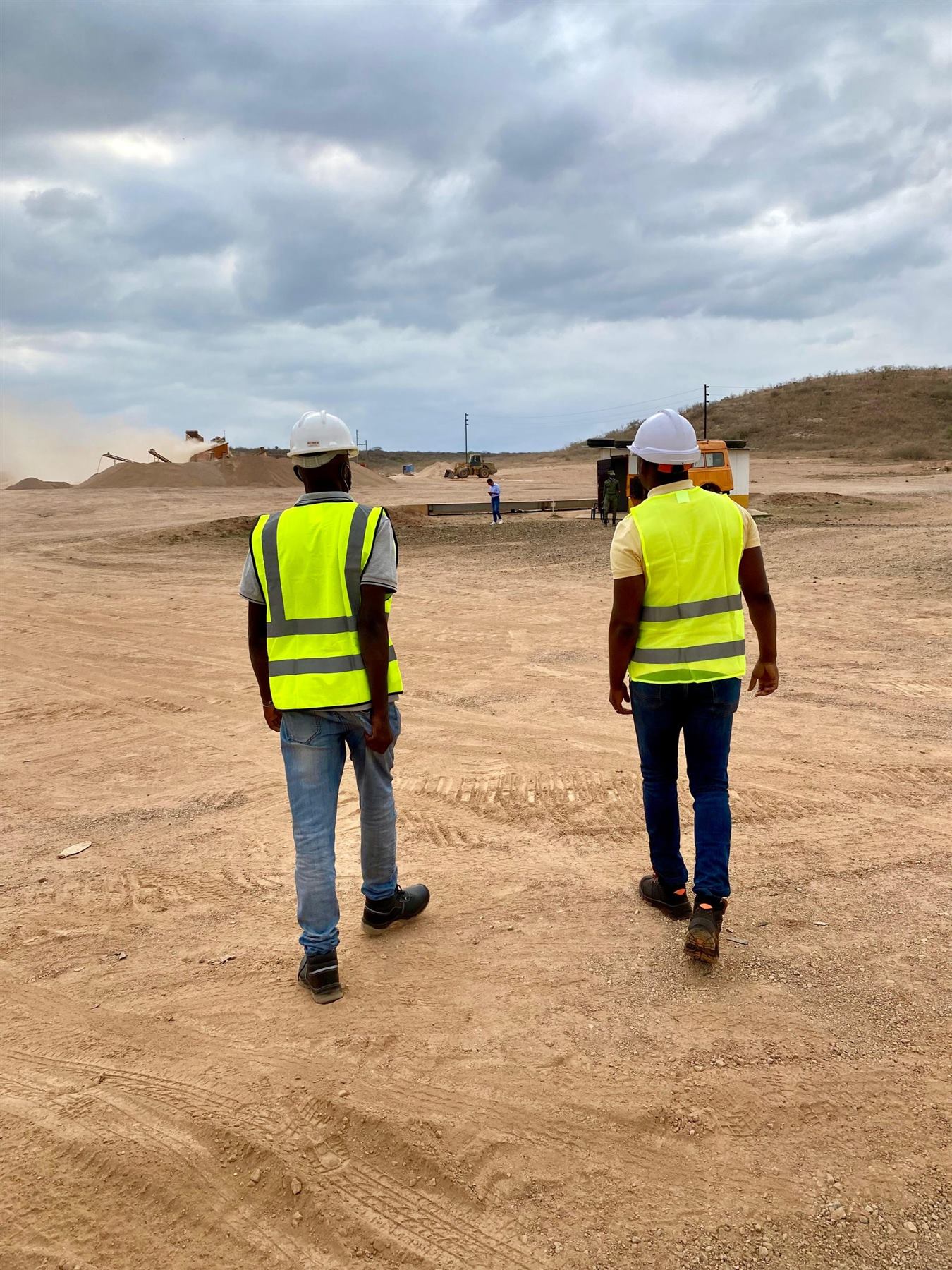 Dois técnicos da AMST a caminhar numa obra