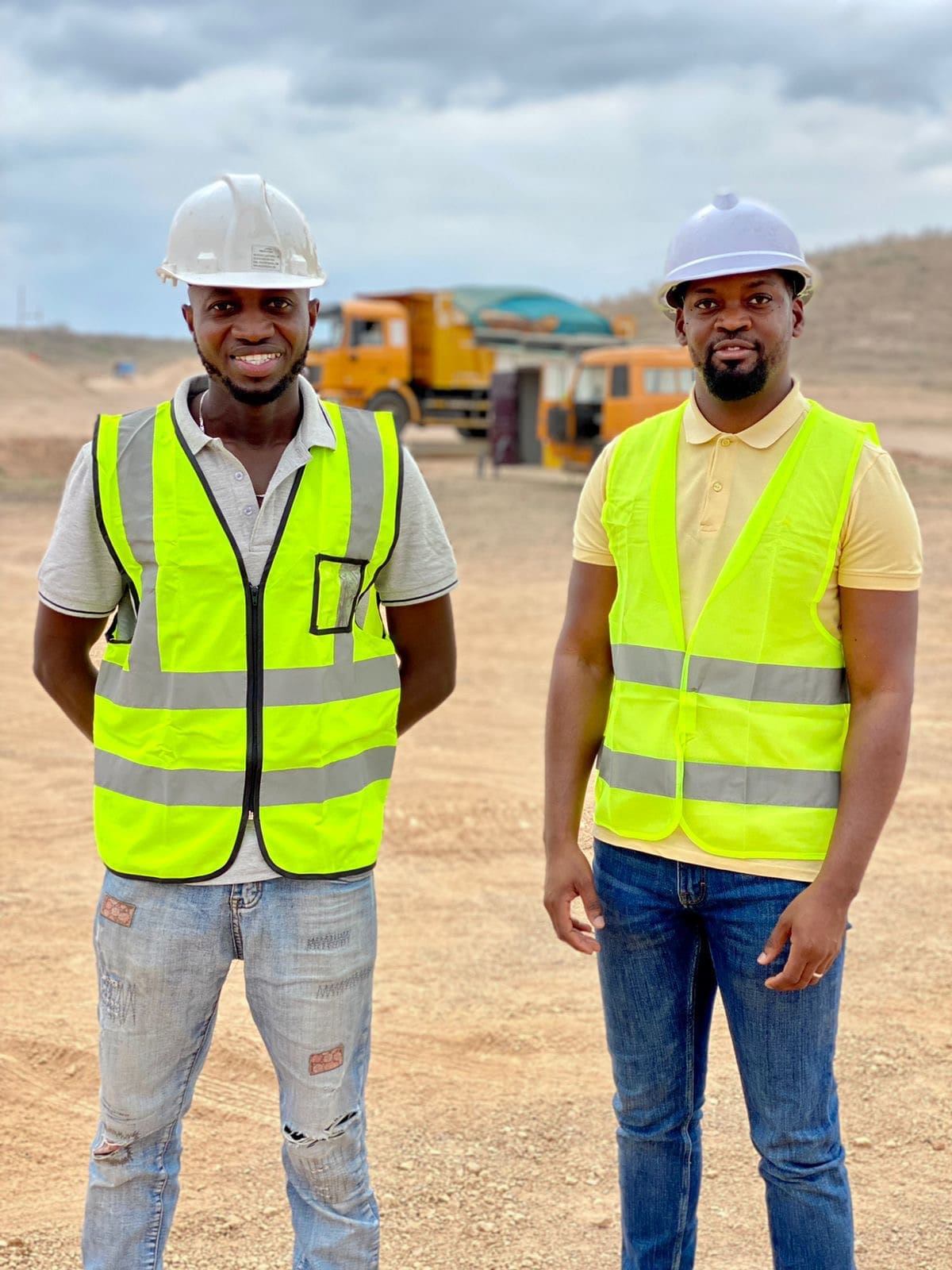 Dois técnicos da AMST com capacete e colete reflector numa obra