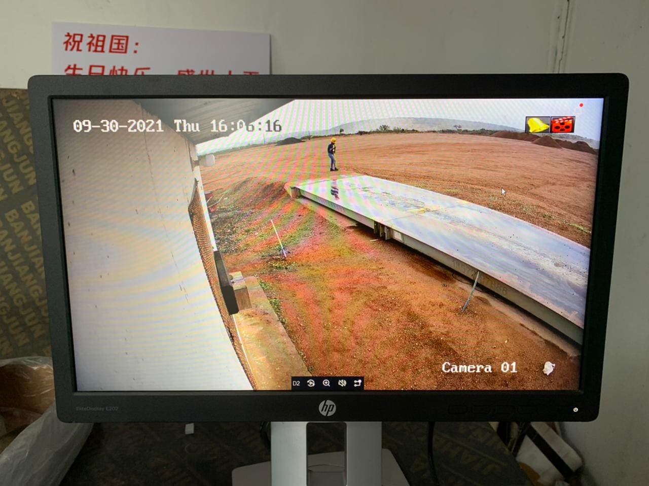 Monitor com imagem em directo de uma câmara de obra